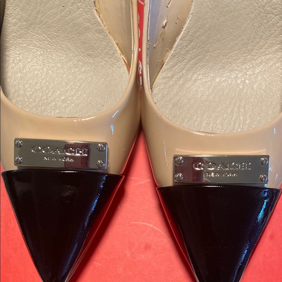 Chic Two-Tone Pumps - Picture 2 of 5